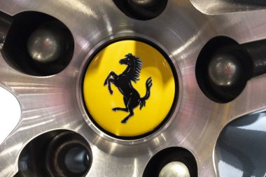 Milano, İtalya - 29 Temmuz 2018: Maranello merkezli ve Enzo Ferrari tarafından kurulan İtalyan spor otomobil üreticisi Ferrari Spa'nın amblemi