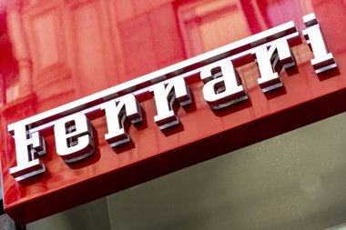 Milano, İtalya - 29 Temmuz 2018: Maranello merkezli ve Enzo Ferrari tarafından kurulan İtalyan spor otomobil üreticisi Ferrari Spa'nın amblemi