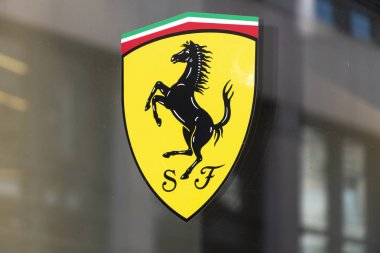 Milano, İtalya - 29 Temmuz 2018: Maranello merkezli ve Enzo Ferrari tarafından kurulan İtalyan spor otomobil üreticisi Ferrari Spa'nın amblemi