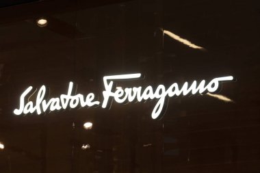Milano, İtalya - 29 Temmuz 2018: Salvatore Ferragamo mağaza tabelası. Salvatore Ferragamo S.p.A. bir İtalyan mal şirketi, Floransa merkezli, ayakkabı, deri ürünleri ve hazır giyim konusunda uzmanlaşmış
