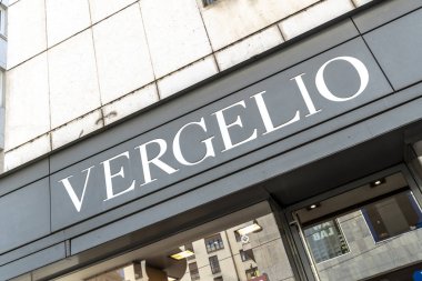 Milano, İtalya - 29 Temmuz 2018: Vergelio İtalyan ayakkabı mağazası tabelaları Percassi grubuna ait