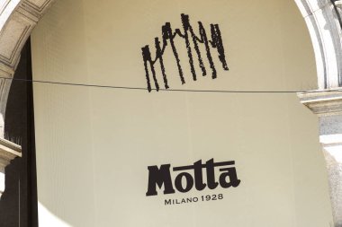 Milano, İtalya - 29 Temmuz 2018: Motta Milano 1928 Tabelası - Il Mercato del Duomo restoran, Duomo ve Galleria Vittorio Emanuele Ii arasında yer