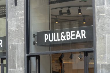Milano, İtalya - 29 Temmuz 2018: Pull & Bear giyim mağazası. 1986 yılında New Wear adıyla kurulan Pull&Bear, İspanyol giyim ve aksesuar perakendecisidir.