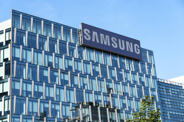 Милан, Италия - 29 июля 2018 года: знак Samsung District перед алмазной башней (итальянская Torre Diamante или диамантоне), высотное здание в деловом районе Милана
