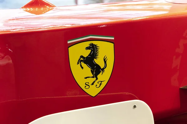 Milán Italia Julio 2018 Emblema Ferrari Spa Fabricante Italiano Automóviles — Foto de Stock