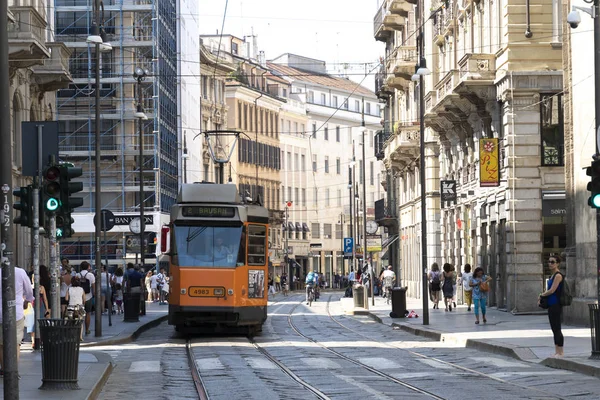 Mediolan Włochy Lipca 2018 Tramcar Biegną Przez Serce Centrum Mediolanu — Zdjęcie stockowe