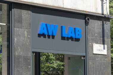 Milano, İtalya - 29 Temmuz 2018: Aw Lab mağaza tabelası, Bata Group'un spor tarzı mağazalar zinciri
