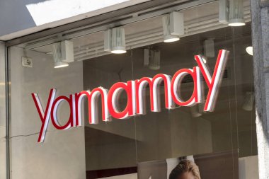 Milano, İtalya - 29 Temmuz 2018: Yamamay store tabelaları. Yamamay üretim ve kaliteli ve şık iç çamaşırı satan deneyime sahip bir İtalyan markasıdır
