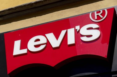 Milano, İtalya - 29 Temmuz 2018: Levi's shop tabelası. Levi Strauss & Co. Levi's marka kot pantolonuyla dünya çapında tanınan özel bir Amerikan giyim şirketidir.