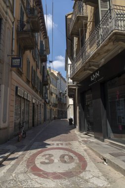 Milano, İtalya - 29 Temmuz 2018: Milano şehir merkezinde dar kentsel sokak, İtalya'nın kuzey Lombardiya bölgesinde metropol