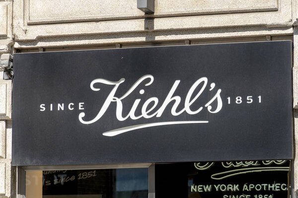 Милан, Италия - 29 июля 2018 года: знак магазина Киля. Kiehl 's LLC is an American cosmetics brand retailer that specializes in skin, hair, and body care products
