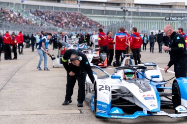 Berlin, Almanya - 25 Mayıs 2019: Bmw çalışanları Abb Fia Formula E Şampiyonası'na katılan bir elektrikli otomobili kontrol ediyor