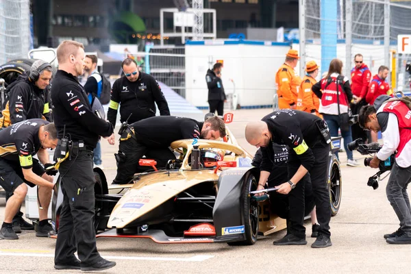 Berlin, Almanya - 25 Mayıs 2019: Ds Automobiles çalışanları Abb Fia Formula E Şampiyonası'na katılan bir elektrikli otomobili kontrol ediyor