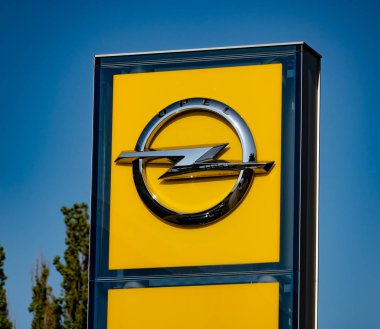 Berlin, Almanya-Haziran 30, 2019: Opel araba bayilik tabela. Opel Ağustos 2017 beri Fransız Groupe PSA bir Alman otomobil üreticisi parçasıdır