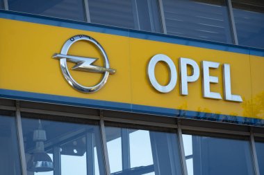 Berlin, Almanya-Haziran 30, 2019: Opel araba bayilik tabela. Opel Ağustos 2017 beri Fransız Groupe PSA bir Alman otomobil üreticisi parçasıdır