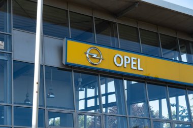 Berlin, Almanya-Haziran 30, 2019: Opel araba bayilik tabela. Opel Ağustos 2017 beri Fransız Groupe PSA bir Alman otomobil üreticisi parçasıdır