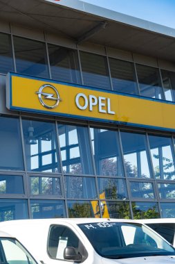 Berlin, Almanya-Haziran 30, 2019: Opel araba bayilik tabela. Opel Ağustos 2017 beri Fransız Groupe PSA bir Alman otomobil üreticisi parçasıdır