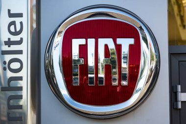 Berlin, Almanya-30 Haziran 2019: Fiat Otomobil bayilik tabela. Fiat Italya 'nın en büyük otomobil yapımcısı. Başlangıçta Fiat logosu alfabeler vardı F-ı-A-T Fabbrica Italiana Automobili Torino için ayakta