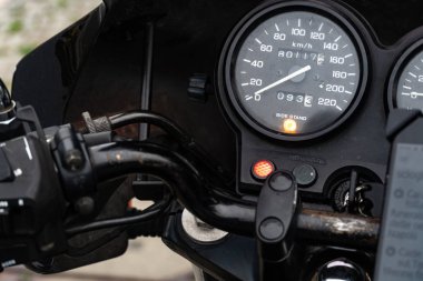 Motosiklet hız göstergesi. Yukarıdan görüntüle