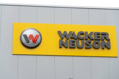 Berlin, Almanya - 30 Temmuz 2019: Wacker Neuson şirketi, beton teknolojisi, sıkıştırma ekipmanları, şantiye teknolojisi, kompakt inşaat ekipmanları üretiminde ve dağıtımında Alman lider
