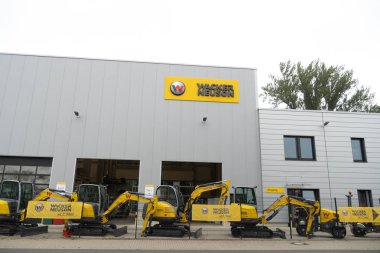 Berlin, Almanya - 30 Temmuz 2019: Wacker Neuson şirketi, beton teknolojisi, sıkıştırma ekipmanları, şantiye teknolojisi, kompakt inşaat ekipmanları üretiminde ve dağıtımında Alman lider