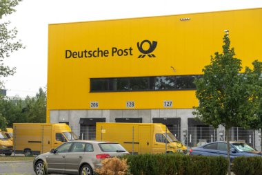 Berlin, Almanya - 30 Temmuz 2019: German Deutsche Post'un lojistik merkezi. Merkezi Bonn'da bulunan Deutsche Post Dhl Group, Bir Alman kurye şirketidir ve dünyanın en büyük kurye şirketidir.