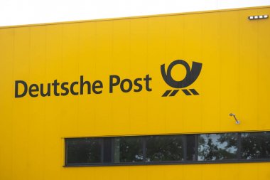 Berlin, Almanya - 30 Temmuz 2019: German Deutsche Post'un lojistik merkezi. Merkezi Bonn'da bulunan Deutsche Post Dhl Group, Bir Alman kurye şirketidir ve dünyanın en büyük kurye şirketidir.