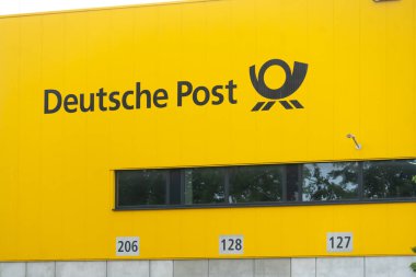 Berlin, Almanya - 30 Temmuz 2019: German Deutsche Post'un lojistik merkezi. Merkezi Bonn'da bulunan Deutsche Post Dhl Group, Bir Alman kurye şirketidir ve dünyanın en büyük kurye şirketidir.
