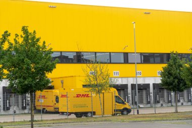 Berlin, Almanya - 30 Temmuz 2019: Dhl teslimat noktası. Dhl lojistik sektöründe küresel pazar lideridir. Uluslararası parsel, ekspres, hava ve deniz taşımacılığı, karayolu ve demiryolu alanında uzmanlığını taahhüt eder.