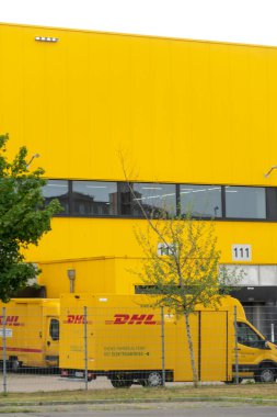 Berlin, Almanya - 30 Temmuz 2019: Dhl teslimat noktası. Dhl lojistik sektöründe küresel pazar lideridir. Uluslararası parsel, ekspres, hava ve deniz taşımacılığı, karayolu ve demiryolu alanında uzmanlığını taahhüt eder.