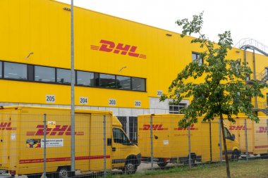 Berlin, Almanya - 30 Temmuz 2019: Dhl teslimat noktası. Dhl lojistik sektöründe küresel pazar lideridir. Uluslararası parsel, ekspres, hava ve deniz taşımacılığı, karayolu ve demiryolu alanında uzmanlığını taahhüt eder.