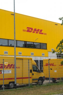 Berlin, Almanya - 30 Temmuz 2019: Dhl teslimat noktası. Dhl lojistik sektöründe küresel pazar lideridir. Uluslararası parsel, ekspres, hava ve deniz taşımacılığı, karayolu ve demiryolu alanında uzmanlığını taahhüt eder.