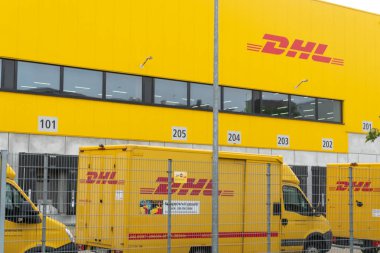 Berlin, Almanya - 30 Temmuz 2019: Dhl teslimat noktası. Dhl lojistik sektöründe küresel pazar lideridir. Uluslararası parsel, ekspres, hava ve deniz taşımacılığı, karayolu ve demiryolu alanında uzmanlığını taahhüt eder.