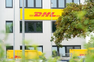 Berlin, Almanya - 30 Temmuz 2019: Dhl teslimat noktası. Dhl lojistik sektöründe küresel pazar lideridir. Uluslararası parsel, ekspres, hava ve deniz taşımacılığı, karayolu ve demiryolu alanında uzmanlığını taahhüt eder.