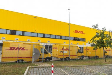 Berlin, Almanya - 30 Temmuz 2019: Dhl teslimat noktası. Dhl lojistik sektöründe küresel pazar lideridir. Uluslararası parsel, ekspres, hava ve deniz taşımacılığı, karayolu ve demiryolu alanında uzmanlığını taahhüt eder.