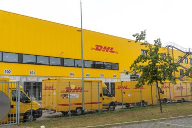 Berlin, Almanya - 30 Temmuz 2019: Dhl teslimat noktası. Dhl lojistik sektöründe küresel pazar lideridir. Uluslararası parsel, ekspres, hava ve deniz taşımacılığı, karayolu ve demiryolu alanında uzmanlığını taahhüt eder.