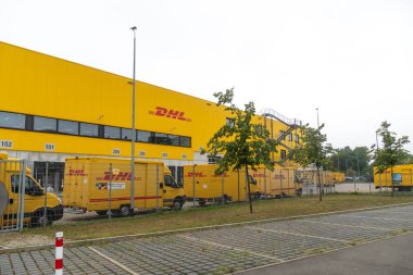 Berlin, Almanya - 30 Temmuz 2019: Dhl teslimat noktası. Dhl lojistik sektöründe küresel pazar lideridir. Uluslararası parsel, ekspres, hava ve deniz taşımacılığı, karayolu ve demiryolu alanında uzmanlığını taahhüt eder.