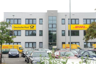 Berlin, Almanya - 30 Temmuz 2019: Dünyanın önde gelen posta ve lojistik şirketi German Post Dhl Group'un lojistik merkezi