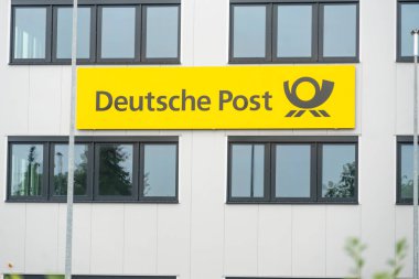 Berlin, Almanya - 30 Temmuz 2019: German Deutsche Post'un lojistik merkezi. Merkezi Bonn'da bulunan Deutsche Post Dhl Group, Bir Alman kurye şirketidir ve dünyanın en büyük kurye şirketidir.