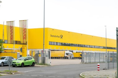 Berlin, Almanya - 30 Temmuz 2019: Dünyanın önde gelen posta ve lojistik şirketi German Post Dhl Group'un lojistik merkezi