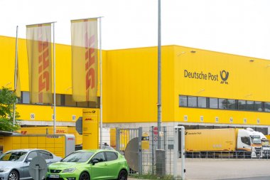 Berlin, Almanya - 30 Temmuz 2019: Dünyanın önde gelen posta ve lojistik şirketi German Post Dhl Group'un lojistik merkezi