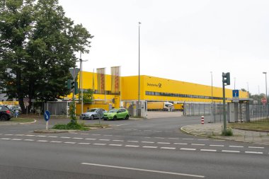 Berlin, Almanya - 30 Temmuz 2019: Dünyanın önde gelen posta ve lojistik şirketi German Post Dhl Group'un lojistik merkezi