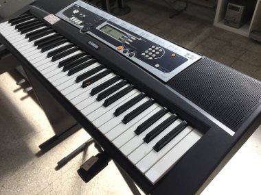 Roma, İtalya - 27 Temmuz 2019: Yamaha Ypt 210 taşınabilir klavye. Yamaha Corporation, ağırlıklı olarak müzik aletleri ağırlıklı olarak geniş ürün yelpazesine sahip çok uluslu bir Japon şirketi ve holdingidir.