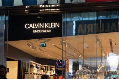 Roma, İtalya - 21 Temmuz 2019: Calvin Klein iç çamaşırı mağazası tabelası. Calvin Klein Inc. tasarımcı Calvin Klein ve çocukluk arkadaşı Barry K. Schwartz tarafından kurulan bir Amerikan moda evidir.