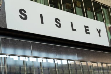 Roma, İtalya - 21 Temmuz 2019: Sisley mağaza tabelası. Sisley lüks İtalyan moda markası Benetton Grubu genç ve avant-garde hattı