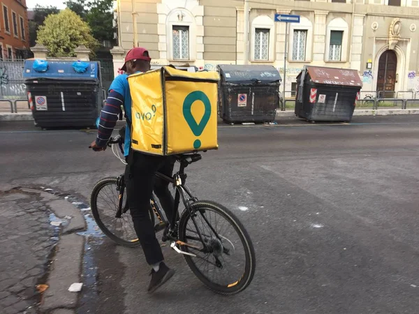 ローマ イタリア 2019年7月25日 自転車で仕事中のGlovo配達人 Glovoはローマに拠点を置くオンライン食品配達会社です — ストック写真