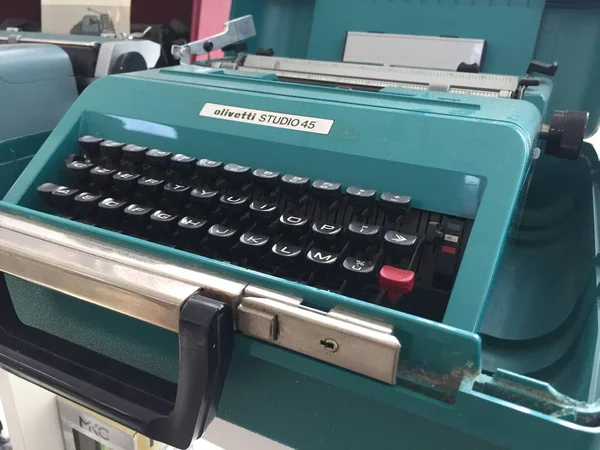 意大利罗马 2019年7月27日 奥利弗蒂工作室45台便携式打字机 Olivetti 是一家意大利打字机 平板电脑 智能手机 打印机 传真和计算器制造商 — 图库照片
