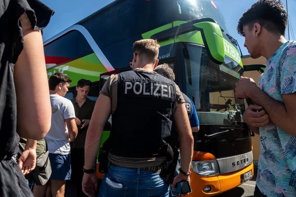 Berlin Allemagne Juillet 2019 Des Policiers Allemands Retour Contrôlent Foule — Photo