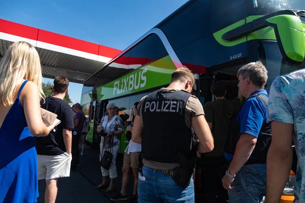 Berlin Almanya Temmuz 2019 Otobüs Terminalinde Flixbus Otobüsüne Binmeye Hazır — Stok fotoğraf