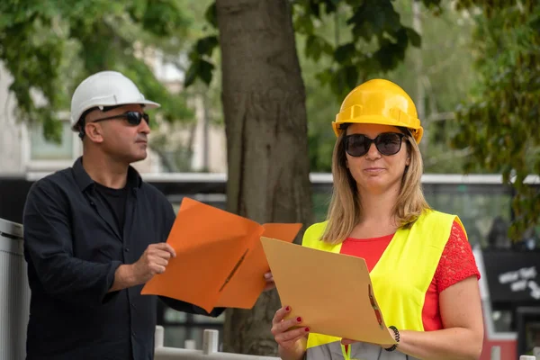 Sarı Yansıtıcı Ceket Hardhat Giyen Beyaz Bir Kadın Inşaat Mühendisinin — Stok fotoğraf